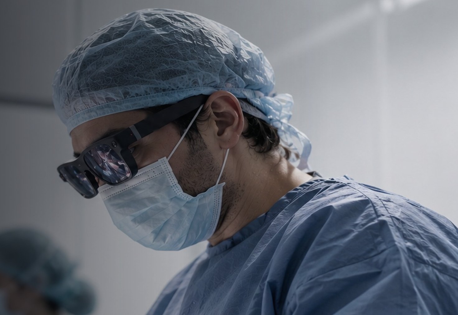 Chirurg mit XREAL Aura Brille und HoloMedicine Remote Assist im Operationssaal